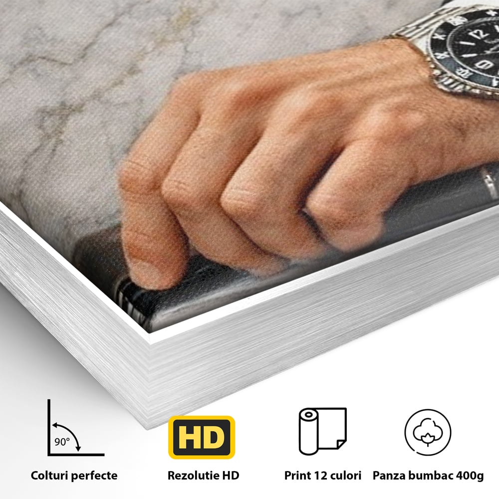 Detaliu al suprafetei: tablou canvas cu citat motivational si mana cu ceas, in rama de aluminiu argintiu